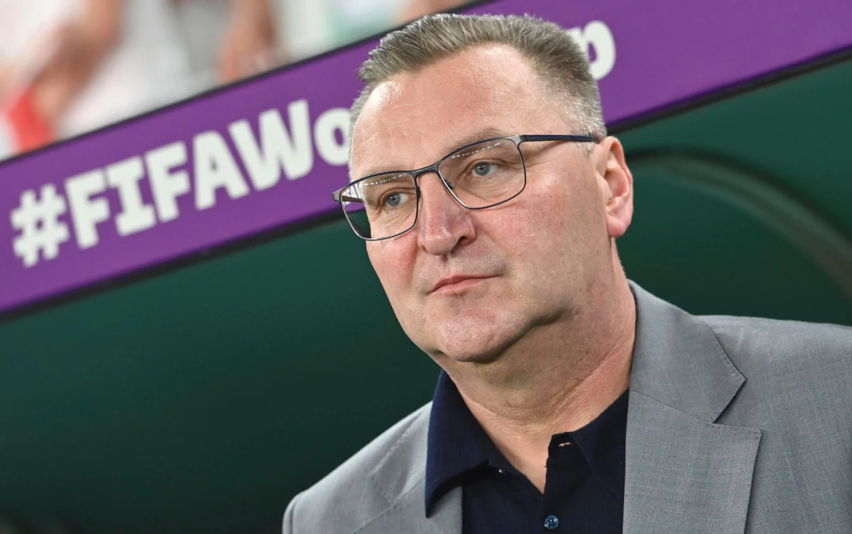 „Mam jeszcze jedno spotkanie – prawdopodobnie jedno spotkanie - z prezesem (PZPN - red.). Nie jest jeszcze ustalony termin, gdzie i kiedy się spotkamy, ale wczoraj rozmawialiśmy po powrocie prezesa z Kataru” - powiedział w Porannej rozmowie w RMF FM Czesław Michniewicz o swojej przyszłości w kadrze. Robert Mazurek poprosił też swojego gościa o to, by skomentował doniesienia mediów, które twierdzą, że w reprezentacji jest duży konflikt między zawodnikami a trenerem. „Nie tylko się uśmiecham, ale się śmieje z tego, że ktoś coś takiego może napisać. Nie ma żadnego konfliktu. Jestem w stałym kontakcie z chłopakami” - stwierdził selekcjoner.