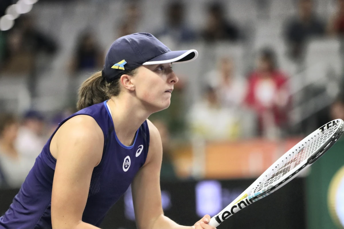 Iga Świątek wygrała z Francuzką Caroliną Garcią 6:3, 6:4 w swoim pierwszym meczu w World Tennis League w Dubaju. Podczas pokazowego turnieju rywalizują cztery drużyny składające się z czterech lub pięcioro tenisistów. Dwie z nich awansują do finału.