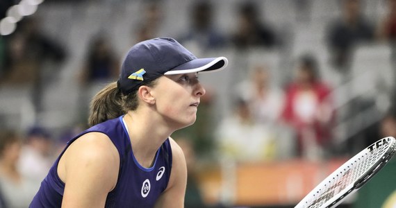 Iga Świątek wygrała z Francuzką Caroliną Garcią 6:3, 6:4 w swoim pierwszym meczu w World Tennis League w Dubaju. Podczas pokazowego turnieju rywalizują cztery drużyny składające się z czterech lub pięcioro tenisistów. Dwie z nich awansują do finału.