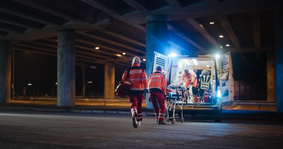 ​Do groźnego wypadku doszło w poniedziałek po południu na trasie Kąkolewo - Garzyn w Wielkopolsce. Samochód potrącił robotników wykonujących prace na drodze; jeden z nich został przewieziony do szpitala.