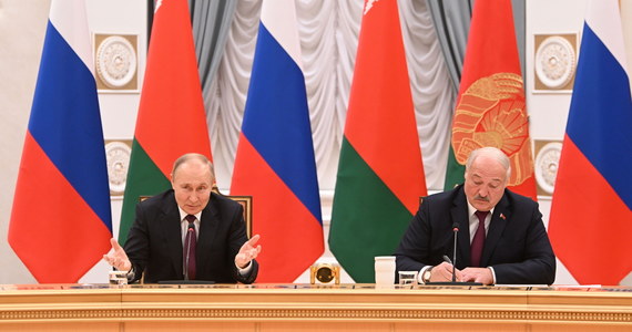Prezydent Rosji Władimir Putin, wraz z ministrem obrony Siergiejem Szojgu i ministrem spraw zagranicznych Siergiejem Ławrowem, przyleciał dziś do Mińska na rozmowy ze swoimi białoruskimi odpowiednikami. Jeszcze przed wizytą sugerowano, że główny nacisk zostanie położony na kwestie gospodarcze. Zastanawiać może zatem, po co do stolicy Białorusi wybrał się Szojgu - pisze portal telewizji Sky News.