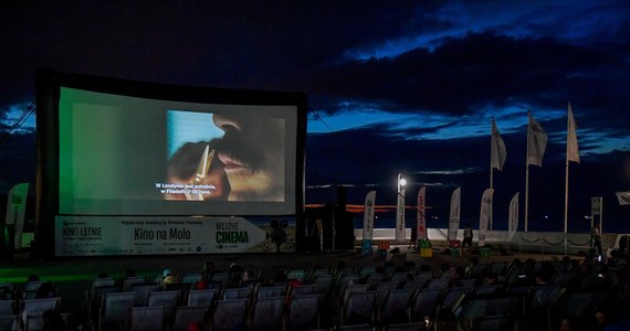 W Zakopanem kino pod chmurką od kilku lat organizowane jest na Placu Niepodległości. Projekcje filmowe na dużym ekranie przyciągają wielu miłośników dobrego kina, a wygodne leżaki zapewniają komfort oglądającym. Podobnie ma być w lecie przyszłego roku, ponieważ podpisano umowę o organizacji Kina Letniego w 2023 roku. 