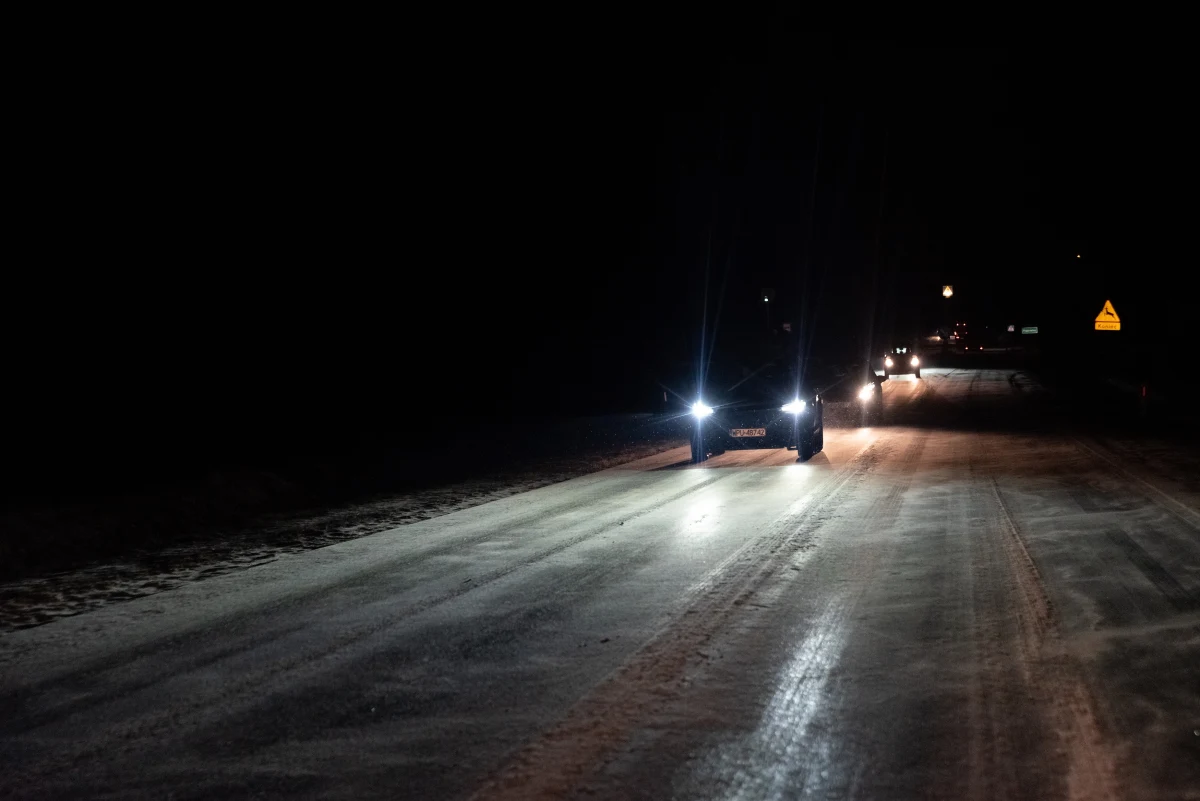 Lokalna śliskość pojawia się wieczorem na drogach w większości powiatów województwa pomorskiego - poinformował dyżurny Zarządu Dróg Wojewódzkich w Gdańsku. Na Pomorzu pada przelotny deszcz oraz mżawka.