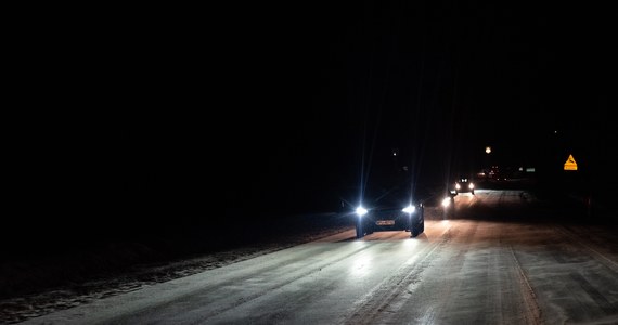 Lokalna śliskość pojawia się wieczorem na drogach w większości powiatów województwa pomorskiego - poinformował dyżurny Zarządu Dróg Wojewódzkich w Gdańsku. Na Pomorzu pada przelotny deszcz oraz mżawka.