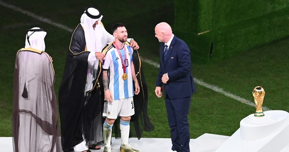 W niedzielnym finale mistrzostw świata w Katarze Argentyńczycy pokonali po rzutach karnych Francję. To długo wyczekiwany triumf przede wszystkim przez Leo Messiego, który wreszcie mógł podnieść upragniony Puchar Świata. Podczas ceremonii wręczenia trofeum doszło jednak do zaskakującego wydarzenia, które wywołało niemałe poruszenie. Kapitan reprezentacji Argentyny został bowiem ubrany w biszt, czyli tradycyjny męski płaszcz popularny w krajach arabskich.