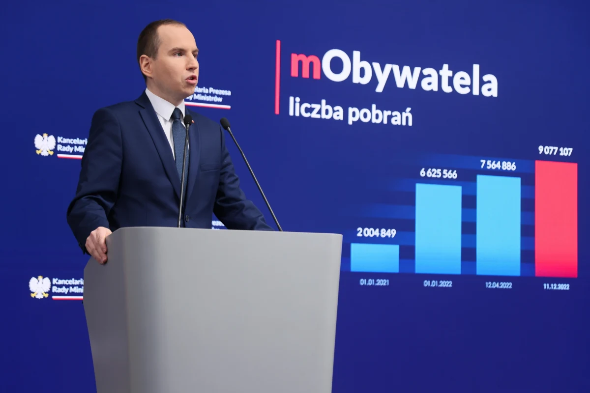 Komitet Rady Ministrów do spraw cyfryzacji przyjął projekt ustawy w sprawie aplikacji mobilnej mObywatel. To program na smartfona, który gromadzi nasze dokumenty w jednym miejscu. W Polsce korzysta z niego już ponad 9 milionów osób. Rząd mówi o rewolucji w komunikacji między obywatelami a administracją państwa i zapowiada, że zmiany wejdą w życie w ciągu pół roku.