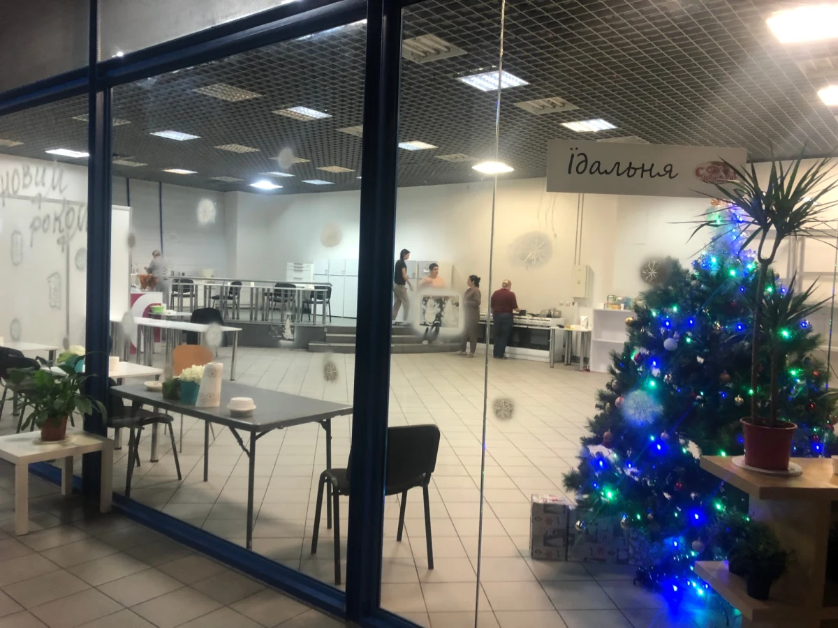 Od dokładnie trzystu dni trwa agresja Rosji na Ukrainę. Dziennikarz RMF FM odwiedził podwarszawski Nadarzyn. Tam od marca w halach targowych działa największe w Polsce centrum noclegowe dla ukraińskich uchodźców. Przez ten czas mieszkało tam w sumie ponad 120 tysięcy Ukraińców. Obecnie jest ich ponad 1300.