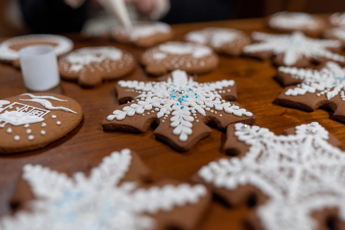 Długie leżakowanie ciasta i pieprz. To dwie podstawowe zasady, o których musimy pamiętać, jeżeli chcemy przygotować pierniki. Te najsłynniejsze w Polsce to oczywiście toruńskie, ale nie one są najstarsze. Pierwsza wzmianka o piernikach pochodzi z 1293 roku i dotyczy Świdnicy.