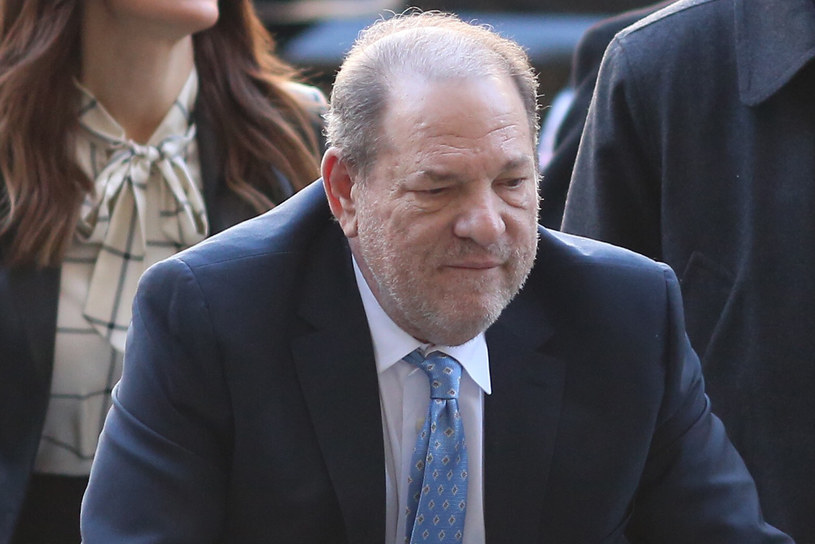 Ława przysięgłych uznała w poniedziałek byłego producenta filmowego Harveya Weinsteina w procesie mającym miejsce w Los Angeles winnym gwałtu i innych przestępstw seksualnych. Grozi mu kara do 24 lat więzienia.