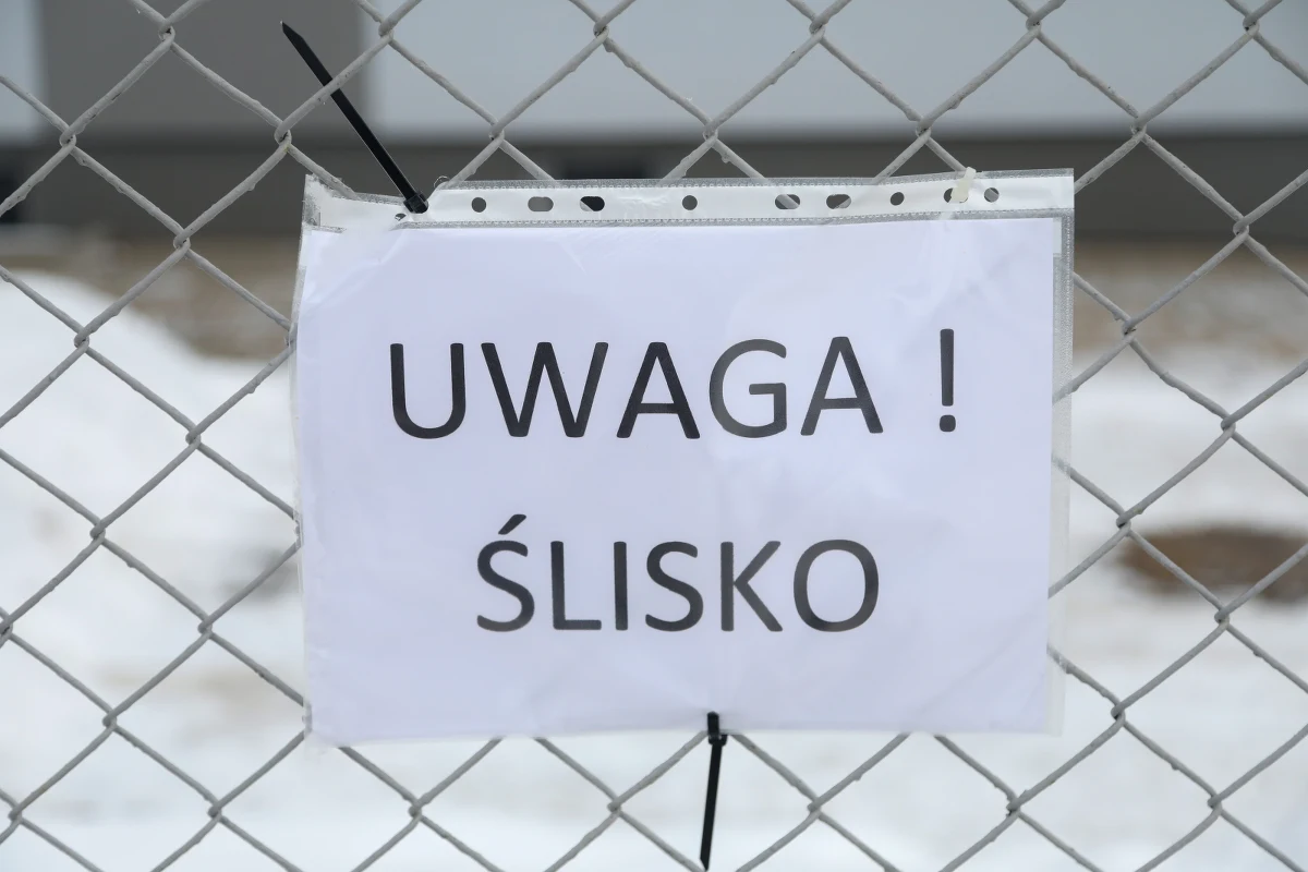 Padający deszcz i gołoledź sparaliżowały o poranku ruch w Białymstoku. Dla bezpieczeństwa na jakiś czas wstrzymana została komunikacja miejska. W niektórych szkołach odwołano lekcje.  