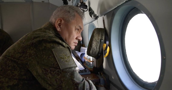 Minister obrony Rosji Siergiej Szojgu, który według resortu odwiedził "rejon prowadzenia specjalnej operacji wojskowej" był ponad 80 km od linii frontu, w rejonie Armiańska na północy Krymu - podało Radio Swoboda, powołując się na projekt GeoConfirmed.