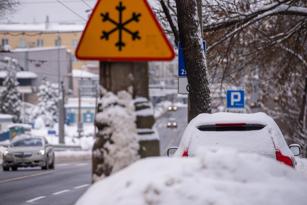 Trudne warunki drogowe panują na całej Lubelszczyźnie. Ślisko jest szczególnie w północnej części regionu. Na drogach wojewódzkich pracuje 49 solarek i 14 piaskarek – podały służby.