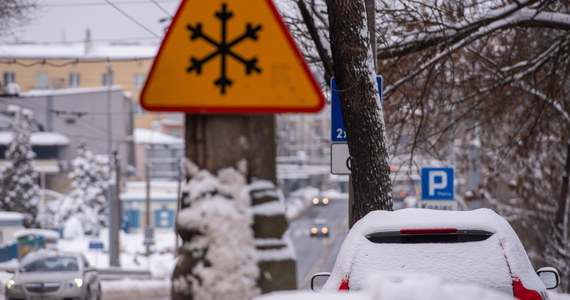 Trudne warunki drogowe panują na całej Lubelszczyźnie. Ślisko jest szczególnie w północnej części regionu. Na drogach wojewódzkich pracuje 49 solarek i 14 piaskarek – podały służby.