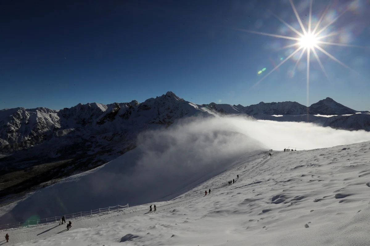 We wtorek w Tatrach wystąpiło zjawisko znacznej inwersji. Oznacza to, że na szczytach gór jest znacznie cieplej, niż na dole. W Zakopanem rano termometry wskazywały minus 4 st. Celsjusza, a nad Morskim Okiem było  plus 7 stopni. Ocieplenie przyniesie silne podmuchy wiatru – zapowiadają synoptycy. Szlaki są oblodzone. 