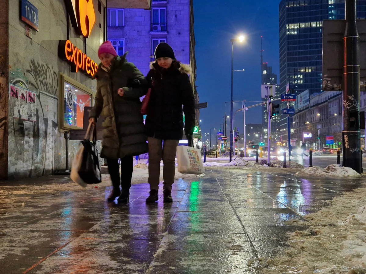 Ratownicy w Warszawie i okolicach stolicy mają pełne ręce roboty. "Wszystkie karetki pogotowia są w trasie! Nie ma ani jednego wolnego ambulansu" - taki komunikat reporter RMF FM usłyszał w wojewódzkiej stacji pogotowia ratunkowego. W całej stolicy od rana sytuacja na drogach i chodnikach jest fatalna. Odwilż i marznący deszcz sprawiły, że pokryły się one warstwą lodu. Niestety na Pradze - Północ doszło do tragedii. Zmarł 38-letni mężczyzna, który przewrócił się i uderzył głową o chodnik. 