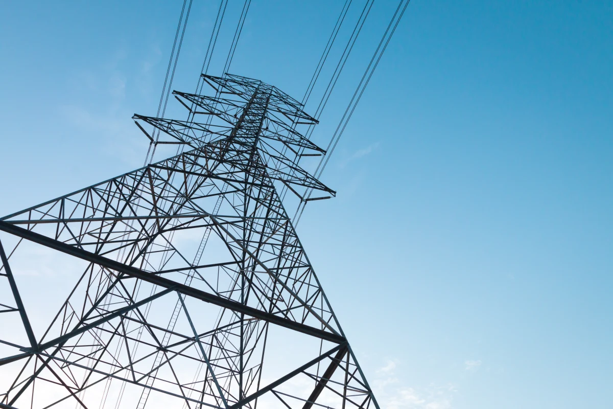 Po nocnych opadach marznącego deszczu na Podkarpaciu we wtorek rano prądu nie miało ponad 4 tys. odbiorców. W Rymanowie kursowy autobus w wyniku gwałtownego podmuchu wiatru, został zepchnięty z jezdni do przydrożnego rowu.
