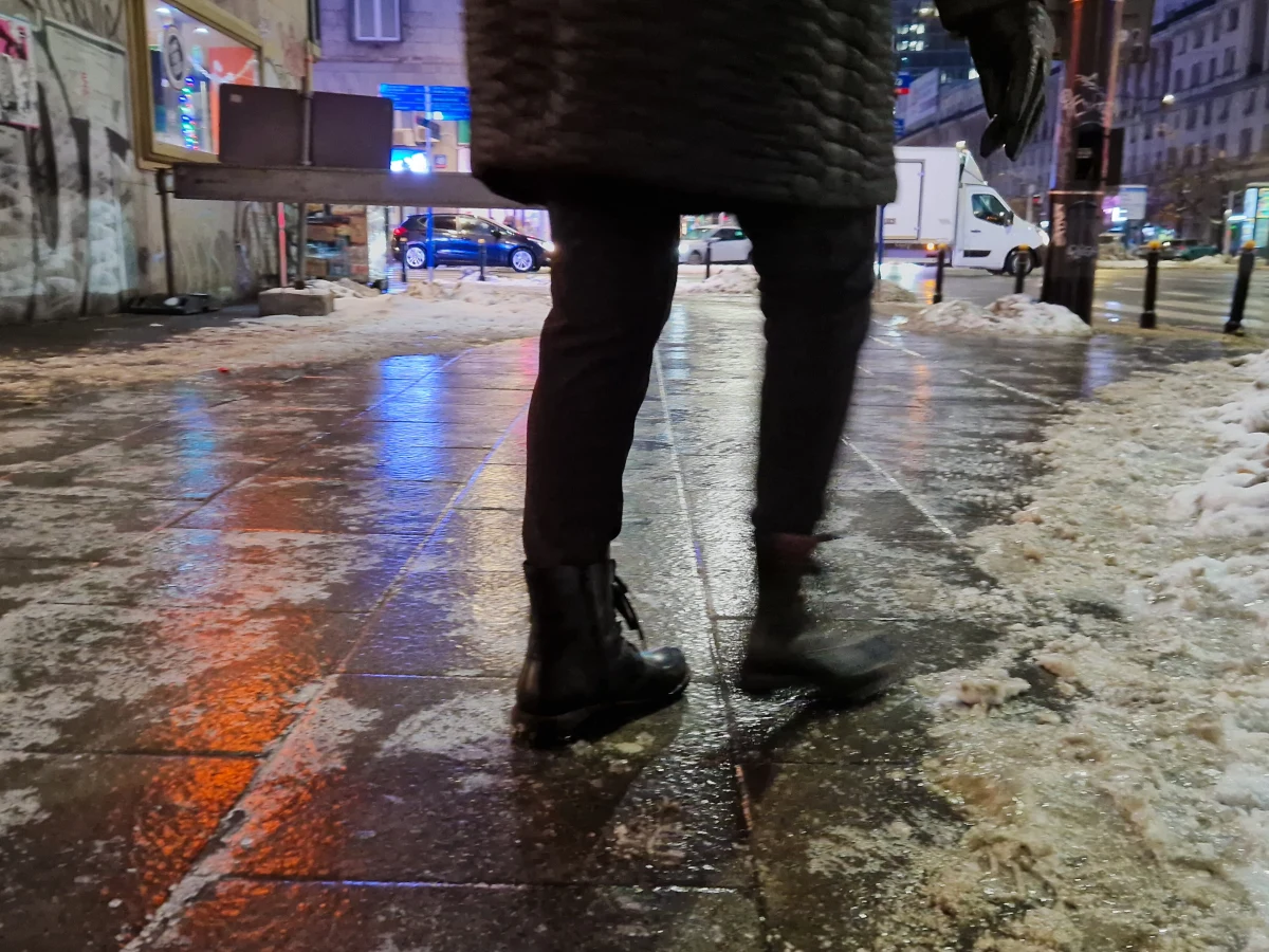 38-letni mężczyzna przewrócił się na chodniku w warszawskiej Pradze-Północ, prawdopodobnie podczas upadku uderzył głową i zmarł. "Z uwagi na złe warunki pogodowe apelujemy o zachowanie szczególnej ostrożność zarówno na drogach, jak i chodnikach" - przypomina rzecznik Komendanta Stołecznego Policji nadkom. Sylwester Marczak.