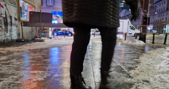 38-letni mężczyzna przewrócił się na chodniku w warszawskiej Pradze-Północ, prawdopodobnie podczas upadku uderzył głową i zmarł. "Z uwagi na złe warunki pogodowe apelujemy o zachowanie szczególnej ostrożność zarówno na drogach, jak i chodnikach" - przypomina rzecznik Komendanta Stołecznego Policji nadkom. Sylwester Marczak.