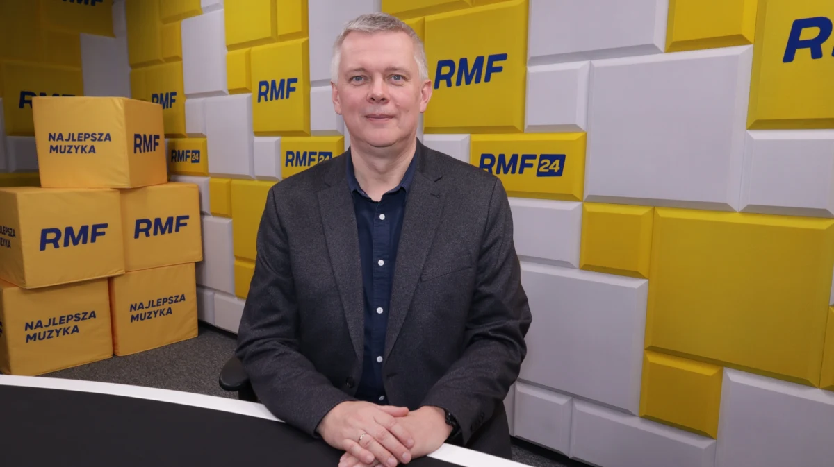 „Dla mnie to jest żenujące, że minister spraw wewnętrznych w mediach społecznościowych pisze, że ktoś w Ukrainie został zawieszony. To niech Ukraińcy o takich rzeczach informują” -  tak tweet Mariusza Kamińskiego o tym, że zawieszono osobę odpowiedzialną za przekazanie prezentu polskiemu komendantowi policji, skomentował w Rozmowie w południe w RMF FM Tomasz Siemoniak. Były szef MON stwierdził też, że nie rozumie, dlaczego Kamiński nie chce dymisji Szymczyka. "Być może czuje się jakoś związany z komendantem Szymczykiem, ale to są poważne instytucje. W interesie policji jest, żeby tam nie było Szymczyka" - podkreślił.