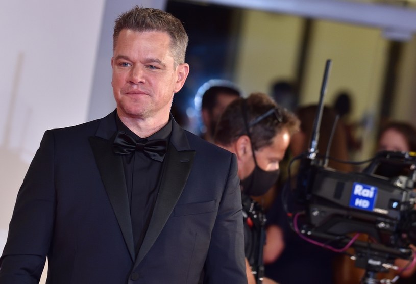 "Przejdę do historii. Nigdy nie spotkacie aktora, który odrzucił większą kwotę" - zdradził w tamtym roku Matt Damon. Aktor podsumował w ten sposób swoją odmowę zagrania roli głównej w filmie "Avatar", przez co stracił aż 250 milionów dolarów. Teraz do tej sytuacji odniósł się James Cameron. Reżyser zapewnia, że wciąż chce obsadzić Damona w jednej z kolejnych części swojej serii. Ale nie jest już tak hojny jak przed laty.