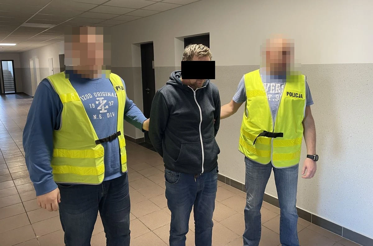 ​Jest tymczasowy areszt dla kierowcy busa, który w piątek potrącił 14-latkę na pasach obok szkoły w Żabiej Woli na Lubelszczyźnie. 48-latek najbliższe trzy miesiące spędzi w areszcie. Będzie odpowiadał za spowodowanie wypadku i nieudzielenie pomocy. Grozi mu nawet 12 lat więzienia.