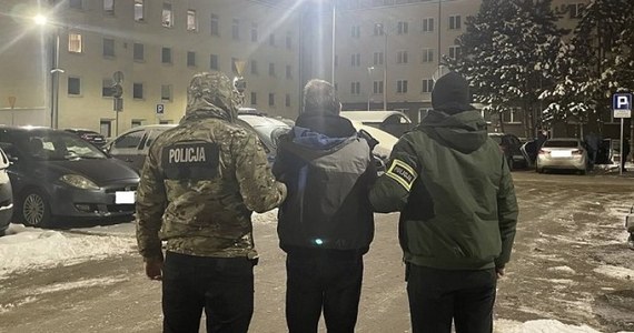 ​Policjanci z Łodzi zatrzymali 37-latka podejrzanego o popełnienie rozboju na dwóch bezdomnych mężczyznach. Zatrzymany groził swoim ofiarom m.in. nożem i zabierał im dokumenty oraz najcenniejsze przedmioty. Decyzją sądu został tymczasowo aresztowany.