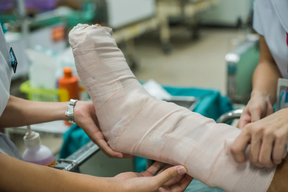 ​Od wtorkowego poranka Szpitalny Oddział Ratunkowy Kociewskiego Centrum Zdrowia w Starogardzie Gdańskim przyjął ponad 65 pacjentów z urazami, których doznali na oblodzonych chodnikach - poinformował szpital.