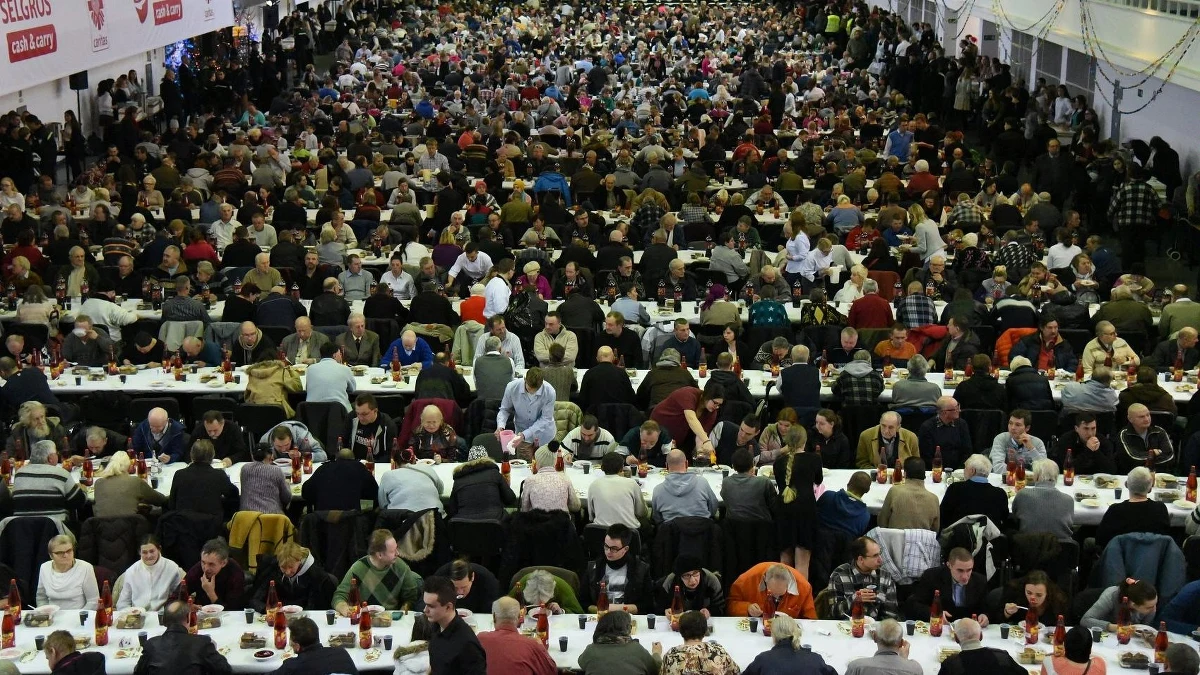 Po dwóch latach przerwy spowodowanej pandemią Covid-19 na Międzynarodowe Targi Poznańskie wraca Wigilia Caritas dla potrzebujących. W tym roku do wspólnego posiłku zasiądzie ok. 1500 osób.