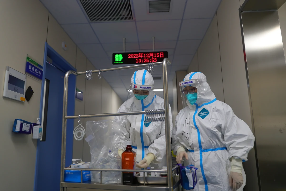 Władze krajów Zachodu z niepokojem obserwują falę koronawirusa w Chinach, która - według analityków - może doprowadzić do nawet ponad miliona zgonów. Pojawiają się obawy o globalną gospodarkę, łańcuchy dostaw i potencjalne nowe mutacje koronawirusa.