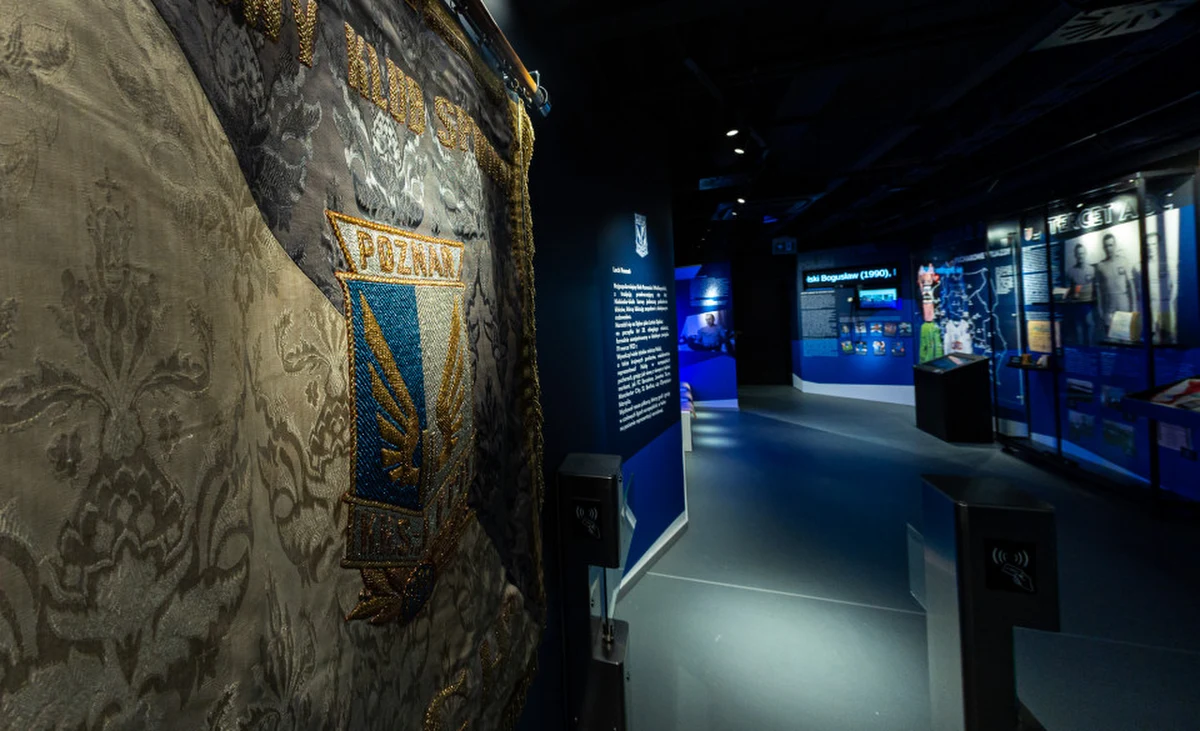 Wyczekiwane od kilkunastu lat przez kibiców Muzeum Lecha Poznań w końcu zostało oficjalnie otwarte. W środku znajduje się mnóstwo pamiątek związanych z historią poznańskiego klubu. Jednak kibice będą mogli je zobaczyć za kilka tygodni.