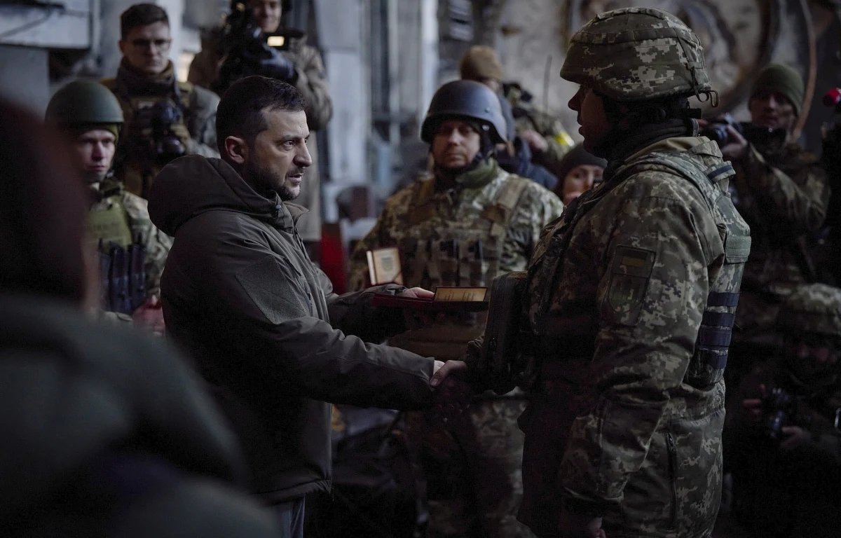 14 listopada, trzy dni po tym, jak Ukraińcy wyzwolili Chersoń, do miasta przyjechał prezydent Ukrainy. We wtorek Wołodymyr Zełenski odwiedził z kolei Bachmut w obwodzie donieckim. To miasto znajdujące się na linii frontu, w rejonie którego od wielu tygodni toczą się ciężkie i krwawe walki. Ukraiński przywódca spotkał się z żołnierzami broniącymi tego miasta i wręczył im odznaczenia państwowe.