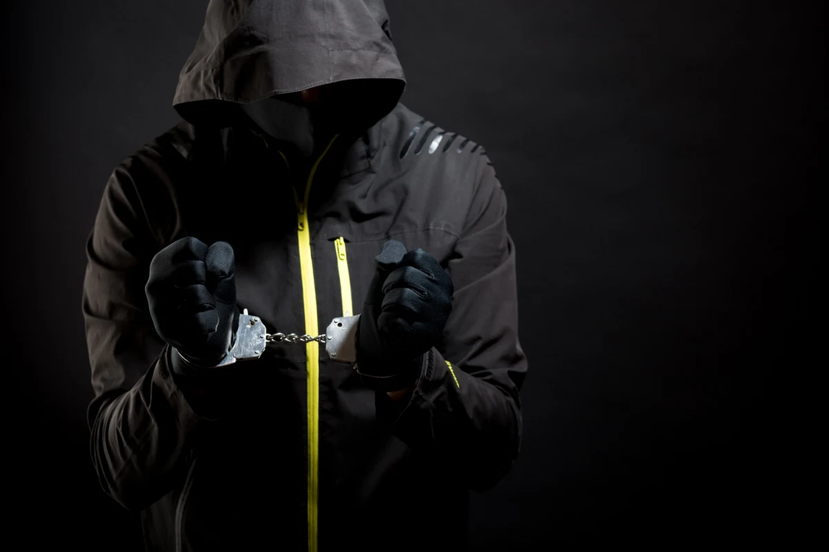 Odpowiedzialny za włamania do stacji przekaźnikowych sieci komórkowych oraz kradzieże znajdujących się tam akumulatorów złodziej już w rękach policji. Funkcjonariusze z Jasła zebrali materiał dowodowy, który pozwolił na ustalenie sprawcy i rozwiązanie kilku spraw. Zatrzymany 32-latek przyznał się do zarzucanych przestępstw i złożył wyjaśnienia. Za kradzieże z włamaniem grozi mu do 10 lat pozbawienia wolności - podaje portal nowiny24.pl.