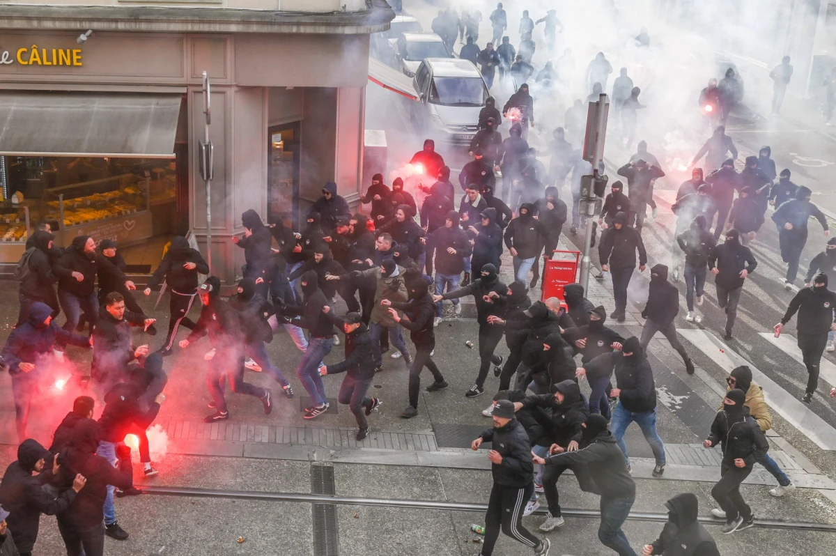 Na ławie oskarżonych zasiądzie 22-letni Kacper P. Prokuratura zarzuciła mu, że był członkiem zorganizowanej grupy przestępczej utworzonej przez pseudokibiców łódzkiego Widzewa. Gang na wielką skalę sprzedawał substancje psychotropowe. Akt oskarżenia w tej sprawie trafił do Sądu Okręgowego w Łodzi - podaje dzienniklodzki.pl.
