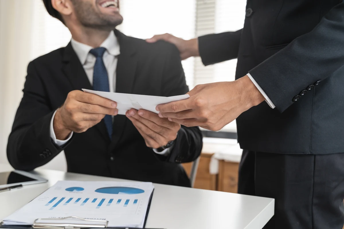 ​Bez wigilii firmowych i premii świątecznych? Pracodawcy oszczędzają, a pracownicy mówią jasno: "wolimy pieniądze niż upominki". Jak podkreśliła w rozmowie z RMF FM Anna Sudolska, ekspert rynku pracy, grudzień obfituje w wiele okazji, by pracodawcy pokazali swoją wdzięczność pracownikom - imprezy integracyjne, wigilie firmowe, bony na święta, prezenty dla pracowników, premie mikołajkowe.