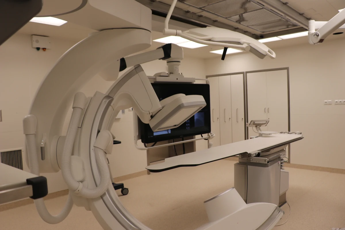 To najnowocześniejsza w Polsce operacyjna sala hybrydowa, naszpikowana najwyższej klasy technologią - otworzono ją właśnie w Szpitalu Specjalistycznym im. Jana Pawła II, w Pracowni Hemodynamiki i Angiografii Oddziału Klinicznego Kardiologii Interwencyjnej.

