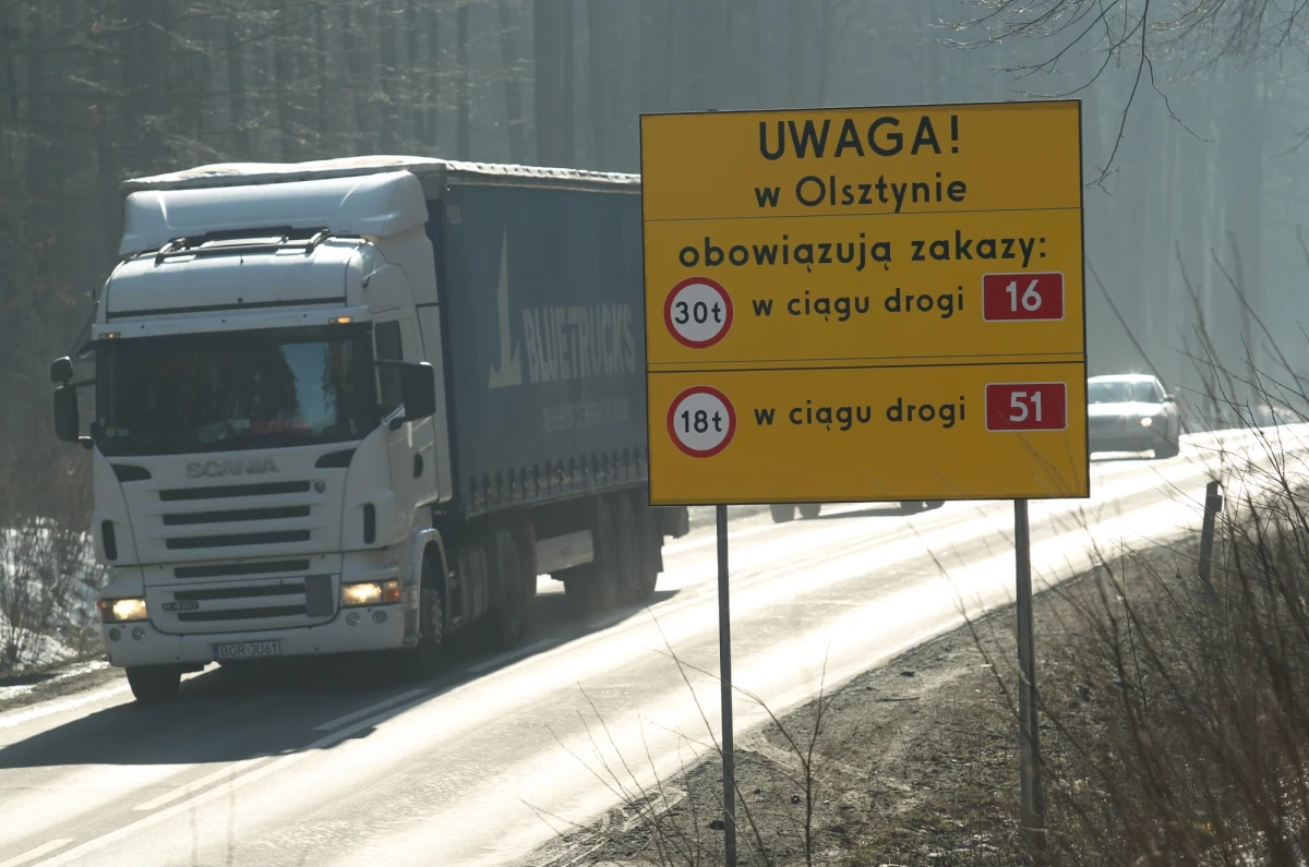 Wykonanie wzmocnienia gruntu wokół podpory na obwodnicy Olsztyna jest warunkiem koniecznym do przywrócenia ruchu na wyłączonej nitce. Będzie ono stanowiło element docelowego programu naprawczego. Na te prace trzeba będzie jednak jeszcze poczekać - podaje portal gazetaolsztynska.pl.