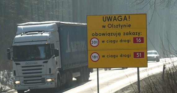 Wykonanie wzmocnienia gruntu wokół podpory na obwodnicy Olsztyna jest warunkiem koniecznym do przywrócenia ruchu na wyłączonej nitce. Będzie ono stanowiło element docelowego programu naprawczego. Na te prace trzeba będzie jednak jeszcze poczekać - podaje portal gazetaolsztynska.pl.