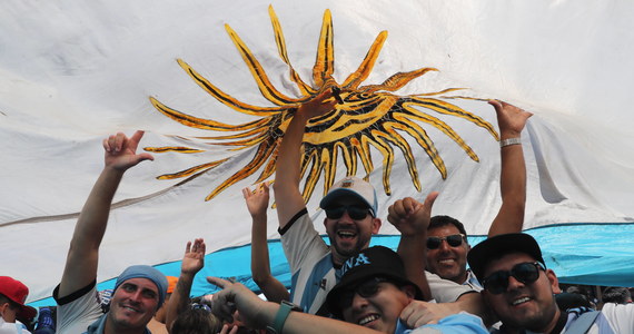 Fetowanie zdobycia Pucharu Świata przez drużynę Argentyny osiągnęło apogeum. W Buenos Aires setki tysięcy ludzi wiwatuje na cześć Lionela Messiego i jego kolegów z zespołu, którzy przywieźli z Kataru tytuł mistrzów świata w piłce nożnej. Wtorek został ustanowiony w Argentynie dniem święta narodowego. 