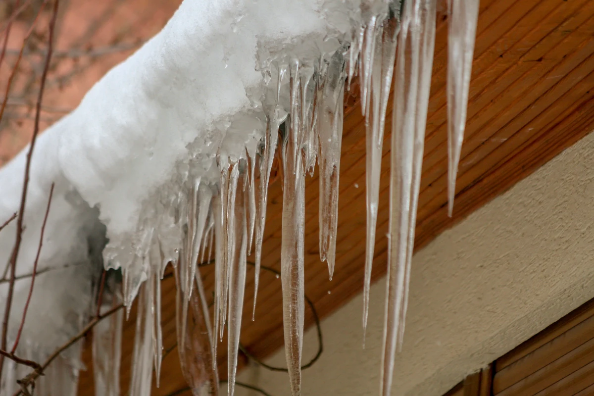 ​"Warto patrzeć w górę, może to nas ochronić przed poważnym zranieniem - zaczęły się roztopy a na wielu budynkach wiszą niebezpieczne sople" - apeluje Sebastian Gleń z małopolskiej Komendy Wojewódzkiej Policji w Krakowie.