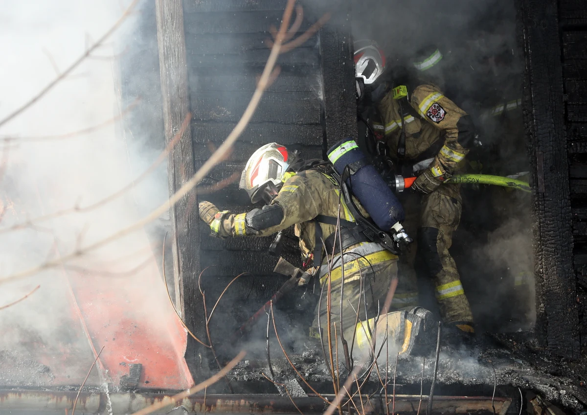 ​Sprawę piątkowego pożaru ponad stuletniej drewnianej willi "Skaut" w Zakopanem zbada tamtejsza prokuratura rejonowa. Jeżeli opinia biegłego potwierdzi celowe podpalenie, to śledztwo będzie prowadzone pod tym kątem - zapowiada prokuratura. W jednym z pomieszczeń znaleziono butle z gazem i paliwo.