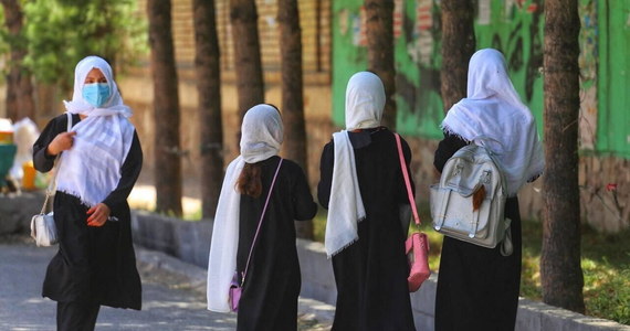 W trybie natychmiastowym kobiety w Afganistanie otrzymały zakaz studiowania na uczelniach tego kraju - taką decyzję podjęli rządzący państwem od sierpnia 2021 r. talibowie.