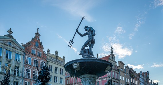 21 grudnia na jedną godzinę zgasną lampki na gdańskiej choince. W tym samym czasie wyłączone będzie podświetlenie fontanny Neptuna. To symboliczny gest solidarności z Ukrainą, w której trwa wojna, a jej mieszkańcy, na skutek rosyjskich ataków rakietowych, często skazani są na życie w ciemnościach.   