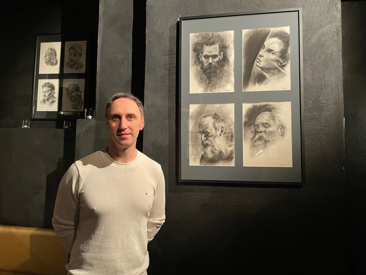 ​Na co dzień jest urologiem, ale oprócz zainteresowań medycznych jego pasją jest rysunek.  Dr Tomasz Wiatr ma na swoim koncie ponad 30 wystaw, a jedną z nich obecnie można podziwiać w sali Teatru 38 w krakowskim Klubie "Pod Jaszczurami".