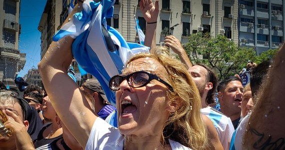 Argentyńska drużyna świętująca zdobycie Pucharu Świata na mundialu w Katarze była fetowana w stolicy kraju Buenos Aires przez rozentuzjazmowany czteromilionowy tłum tak natarczywie, że Lionel Messi i koledzy z zespołu musieli przesiąść się z autokaru z odkrytym dachem do helikoptera.