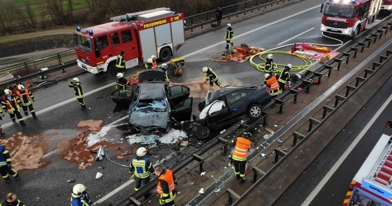 Trzy osoby zginęły w wypadku na autostradzie A38 w pobliżu miasta Leinefelde-Worbis w Turyngii, we wschodnich Niemczech. Sprawcą tragedii był 80-letni kierowca auta osobowego, który wjechał na trasę "pod prąd". Dwie pozostałe ofiary to, jak podaje niemiecka policja, Polacy. 