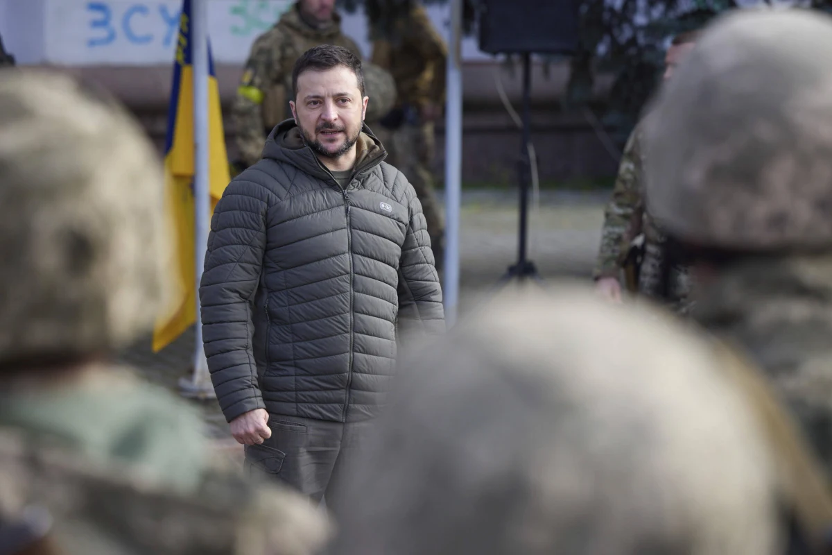 Prezydent Ukrainy potwierdził około 7 rano czasu polskiego, że jest w drodze do USA. Wcześniej o możliwości takiej podróży informowały amerykańskie media. Część specjalistów od bezpieczeństwa, zadaje sobie jednak pytanie, po co wcześniej informować o takich planach. Dla bezpieczeństwa Wołodymyra Zełenskiego do ostatniej chwili wizyta powinna być trzymana w tajemnicy. 