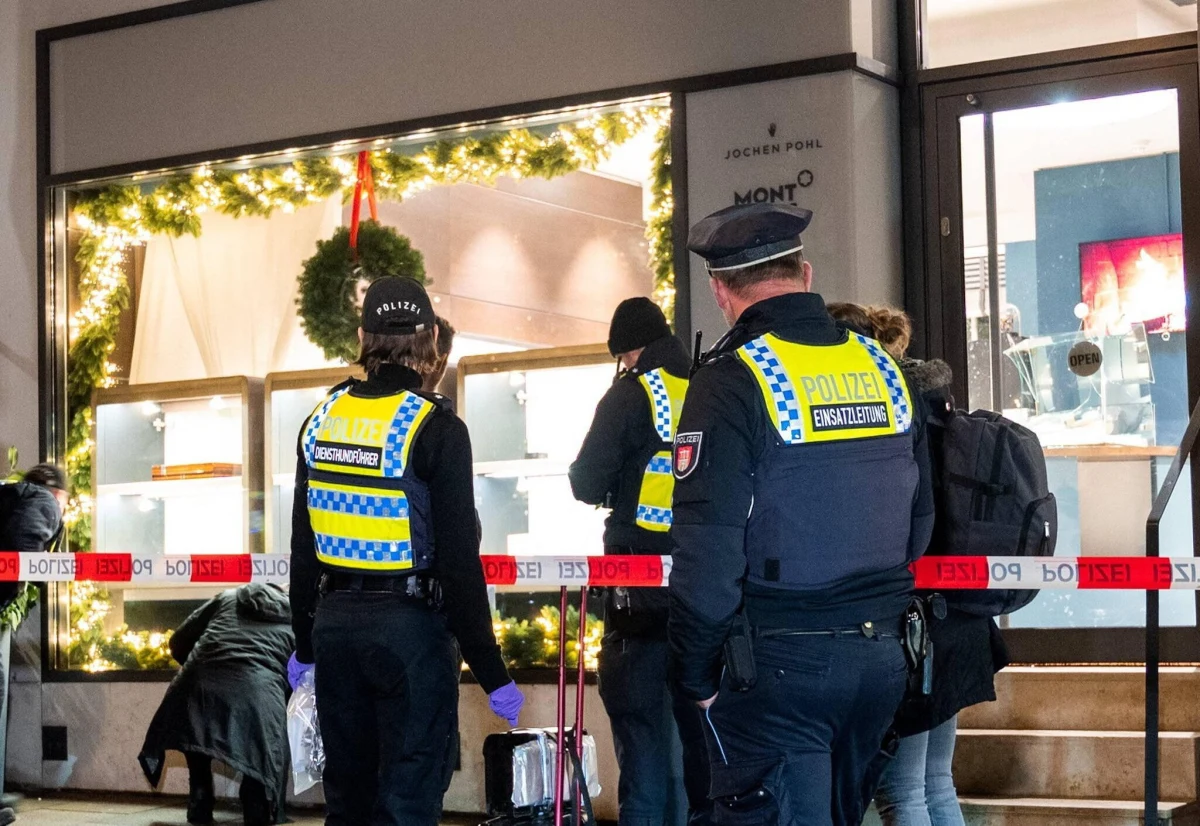 Uzbrojeni rabusie napadli na jubilera w centrum Hamburga. Skradli biżuterię i zegarki warte miliony euro. Po napadzie uciekli na hulajnogach elektrycznych. 