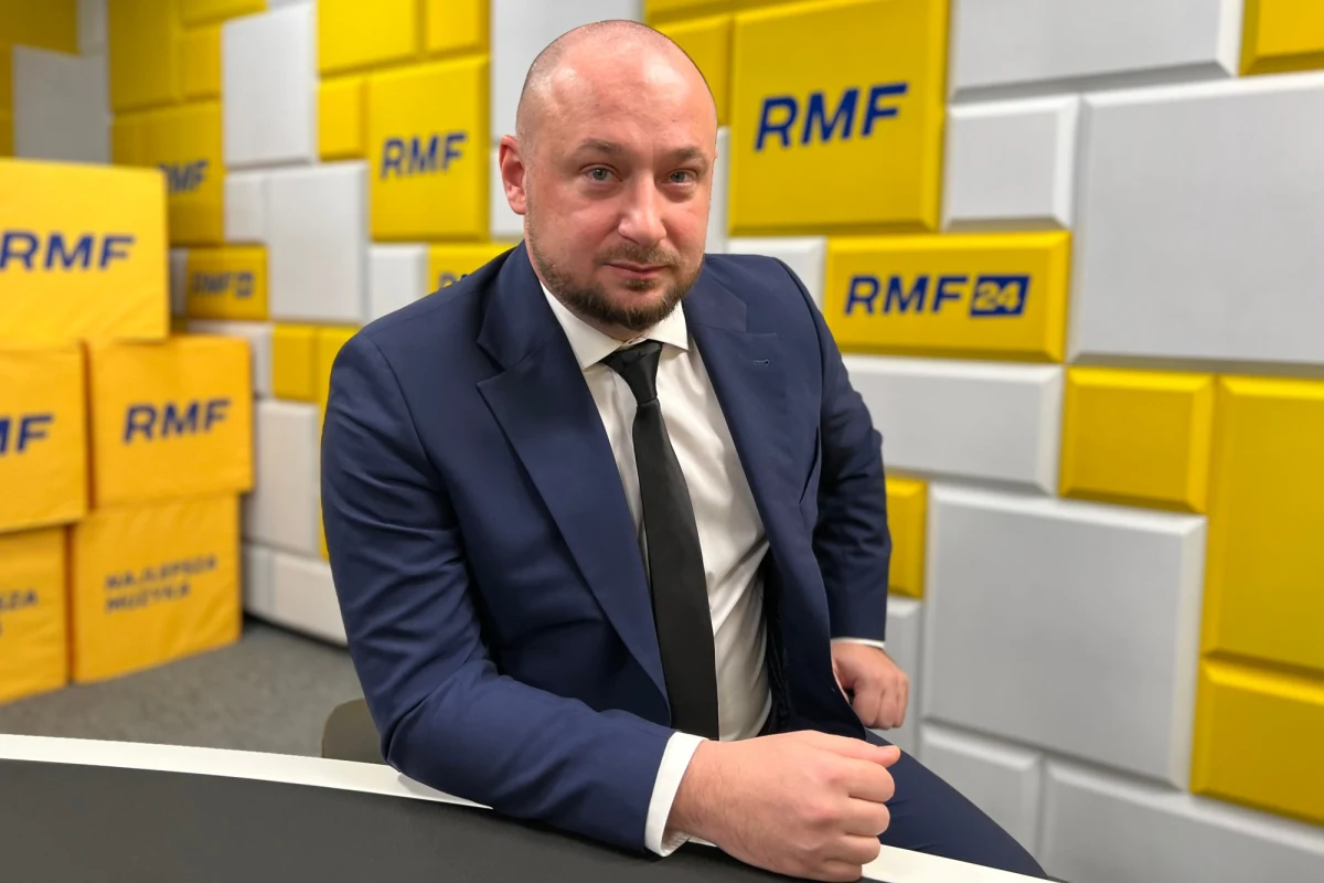 "Potwierdzam, że prezydent Zełenski jest w drodze do Waszyngtonu, odbędzie tam cykl bardzo istotnych spotkań - zarówno z Joe Bidenem, jak i spotkanie w Kongresie. To symboliczna wizyta, ale ma wymiar również bardzo praktyczny" - mówił w Porannej rozmowie w RMF FM szef Biura Bezpieczeństwa Narodowego Jacek Siewiera. Nie chciał odpowiedzieć na pytanie, czy przed wylotem do Waszyngtonu ukraiński przywódca widział się z prezydentem Andrzejem Dudą w Rzeszowie i czy po powrocie z USA może przyjechać do Warszawy. "Co do obecności prezydenta Zełenskiego w Warszawie nie mogę zająć stanowiska, przekazać informacji" - dodał.