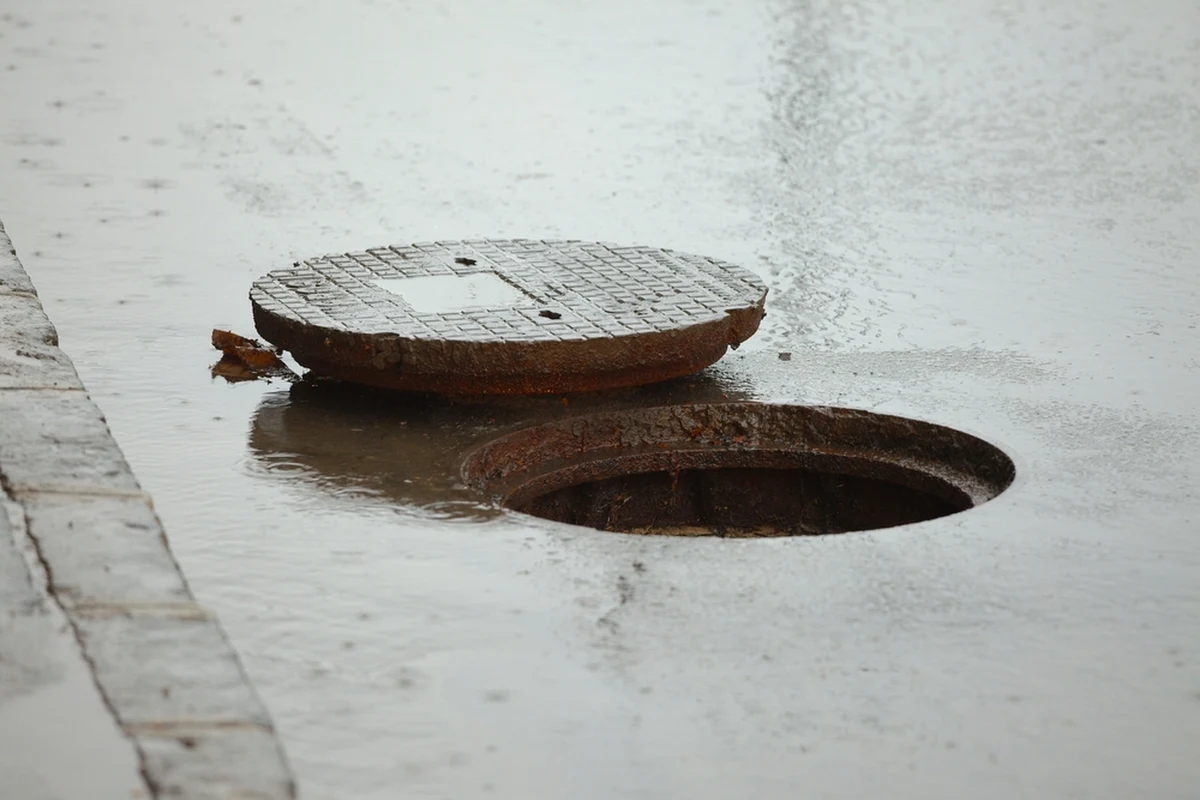 Po intensywnych opadach śniegu, marznącego deszczu i silnych mrozach w najbliższych dniach w Krakowie prognozowane są dodatnie temperatury. To oznacza odwilż. Służby zaczęły akcje udrażniania studzienek i kratek ściekowych, tak by woda z topniejącego śniegu w szybki sposób spłynęła z ulic i chodników. Ma to zapobiec podtopieniom. 