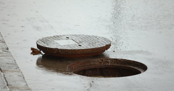 Po intensywnych opadach śniegu, marznącego deszczu i silnych mrozach w najbliższych dniach w Krakowie prognozowane są dodatnie temperatury. To oznacza odwilż. Służby zaczęły akcje udrażniania studzienek i kratek ściekowych, tak by woda z topniejącego śniegu w szybki sposób spłynęła z ulic i chodników. Ma to zapobiec podtopieniom. 